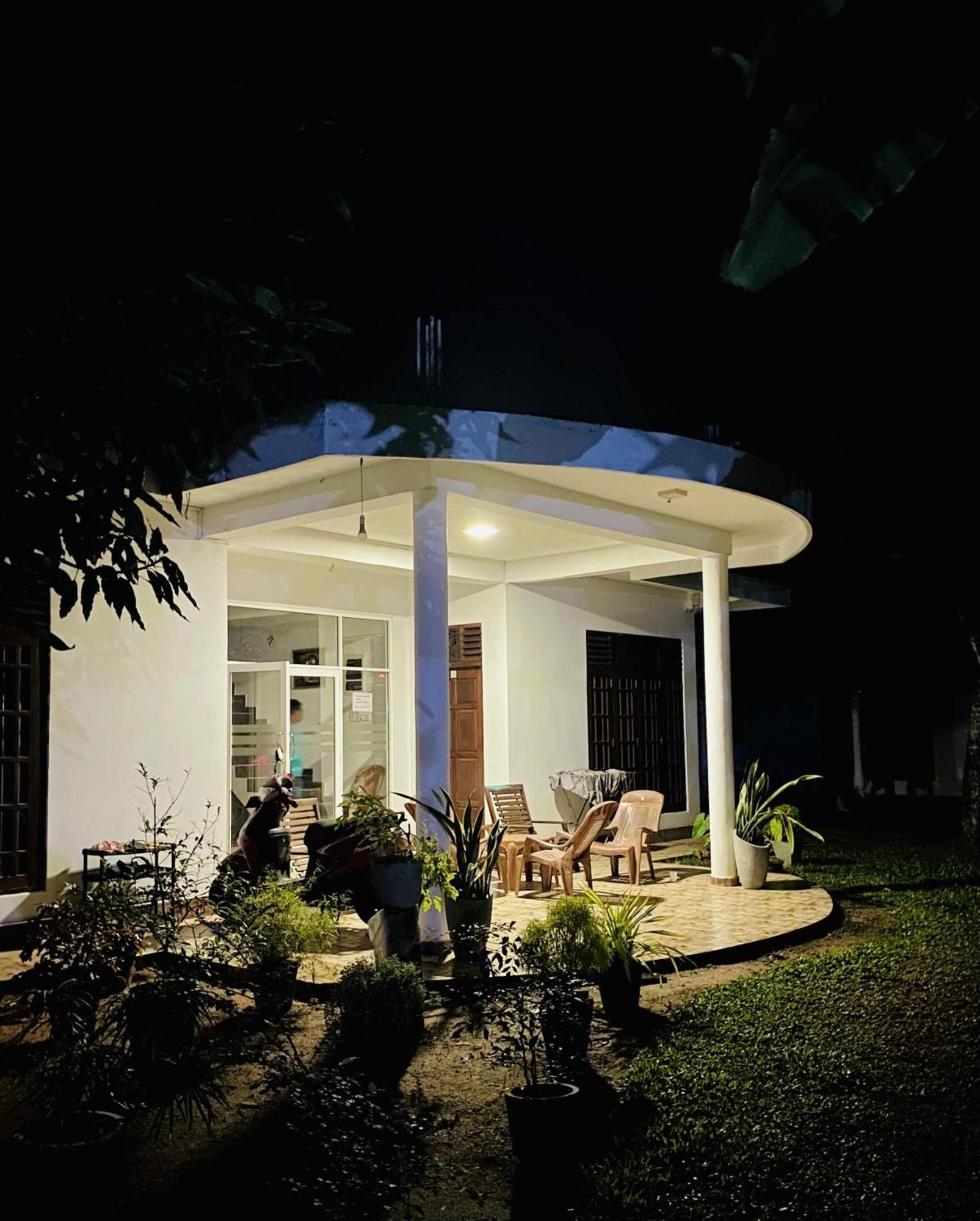 Sasmika Villa Surf And Yoga Hostel Weligama Kültér fotó